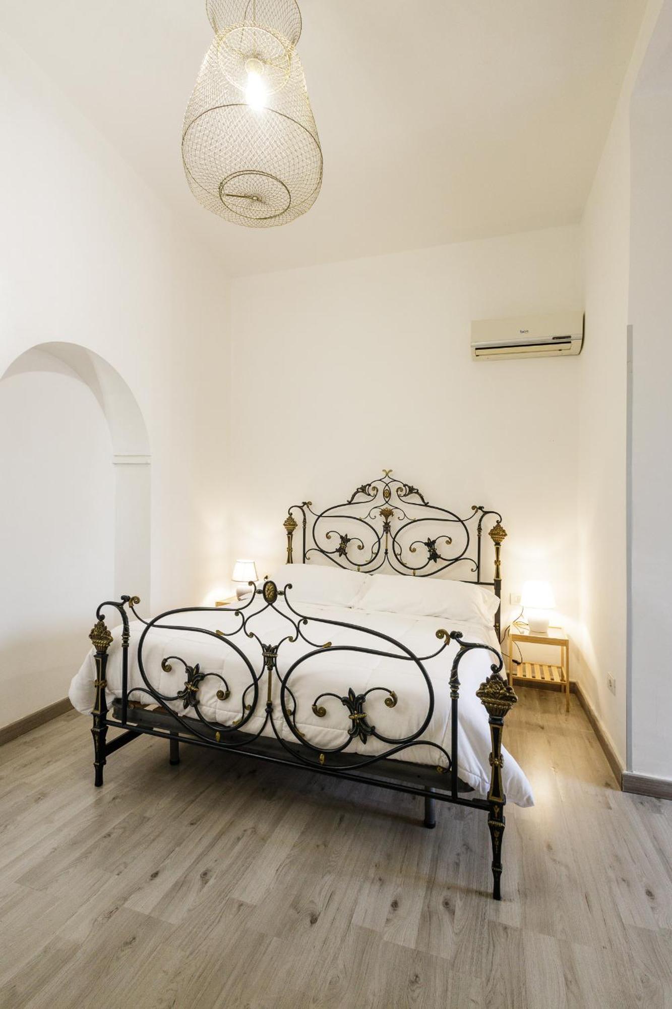 Civico13 Bed & Breakfast Napoli Bagian luar foto