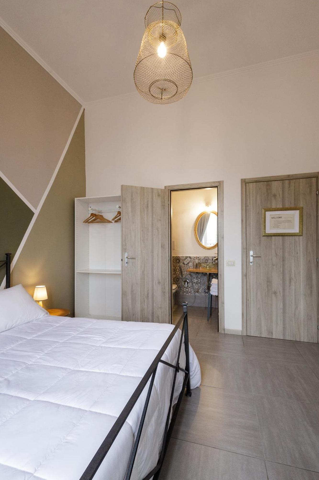 Civico13 Bed & Breakfast Napoli Bagian luar foto