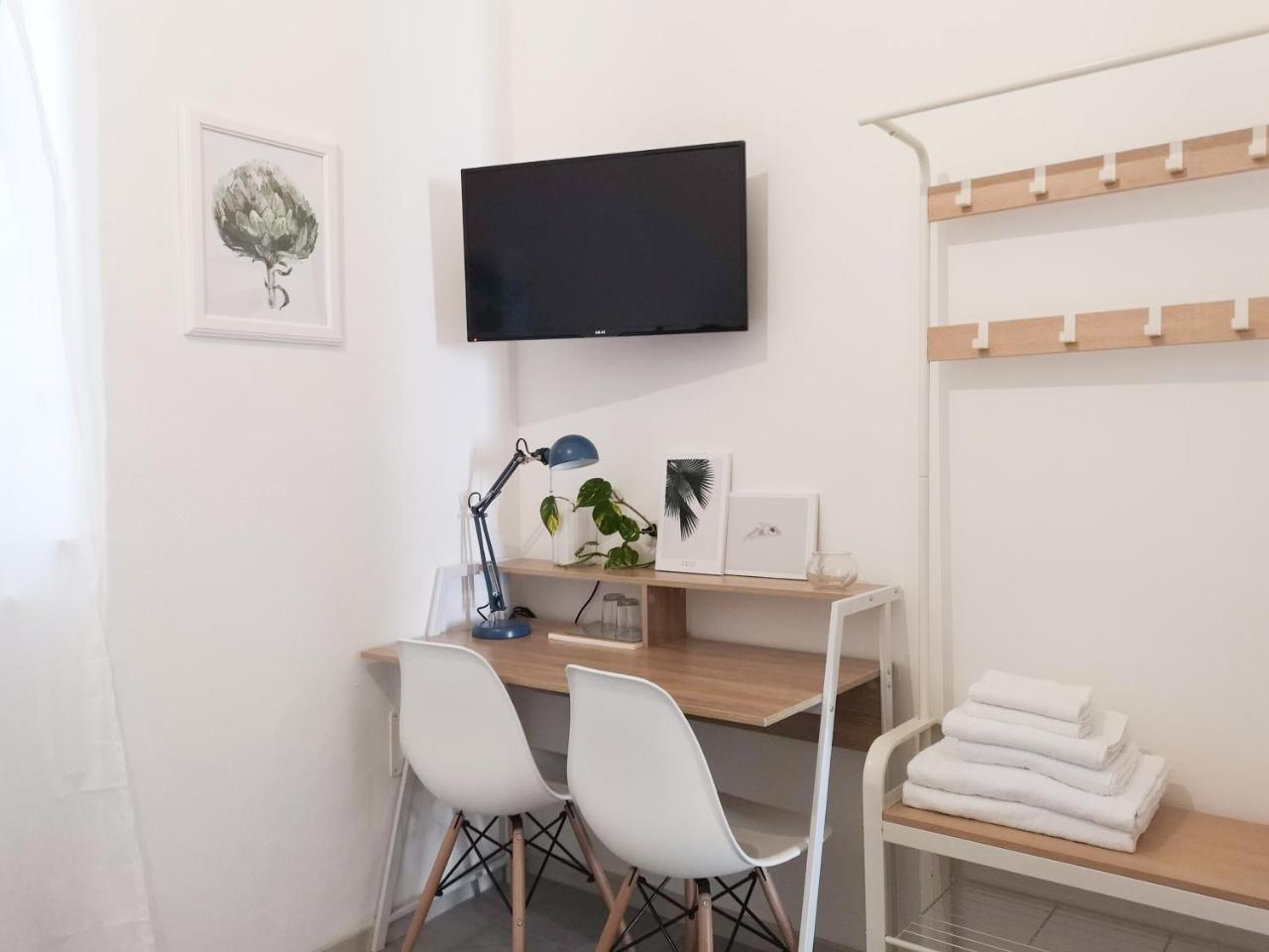 Civico13 Bed & Breakfast Napoli Bagian luar foto
