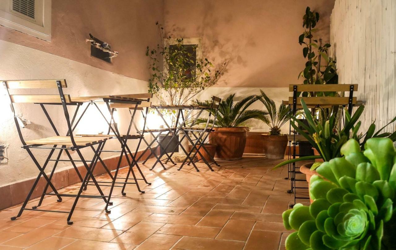 Civico13 Bed & Breakfast Napoli Bagian luar foto