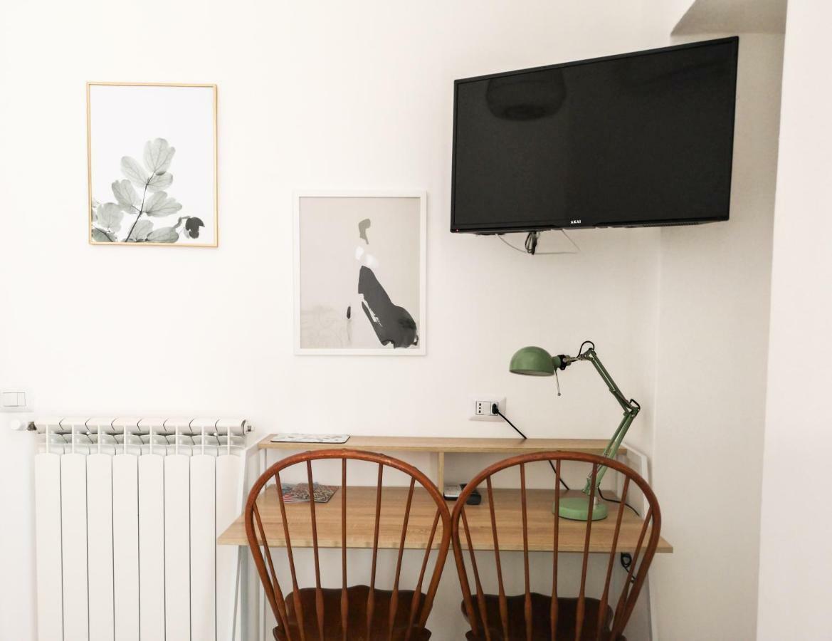 Civico13 Bed & Breakfast Napoli Bagian luar foto