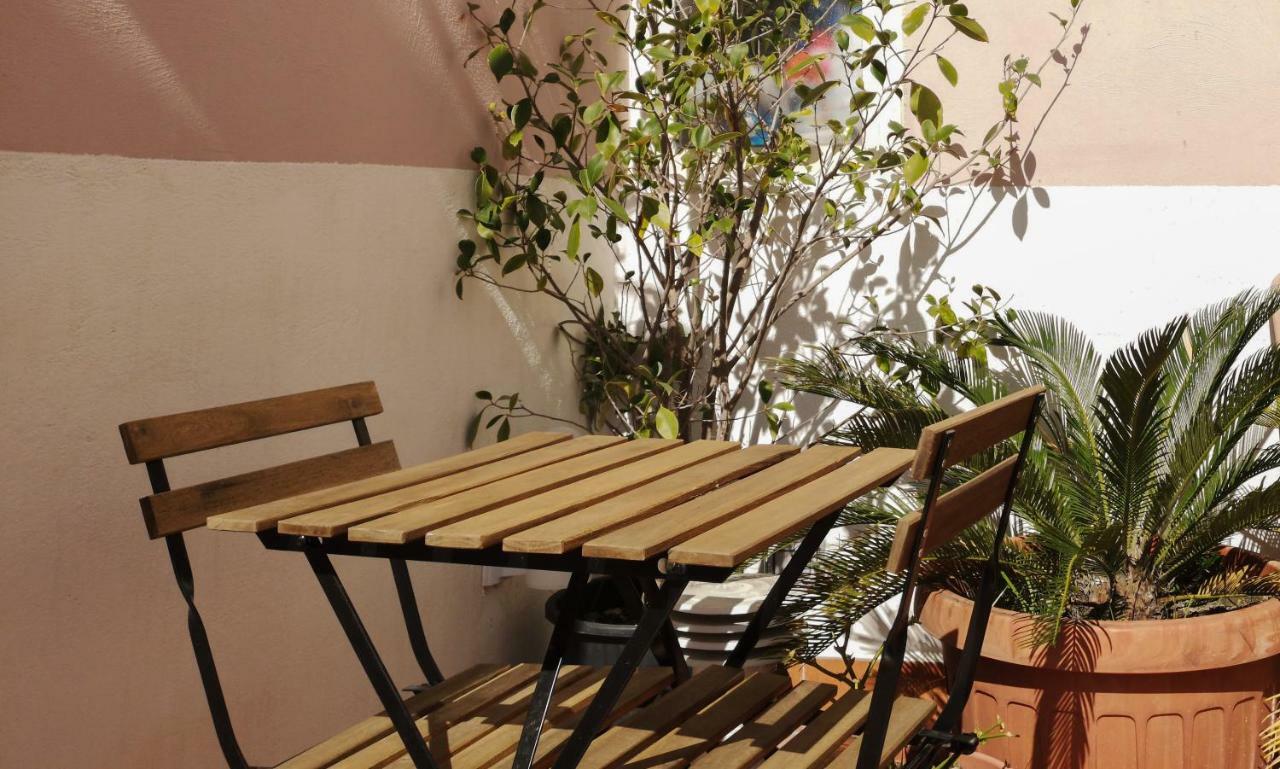 Civico13 Bed & Breakfast Napoli Bagian luar foto
